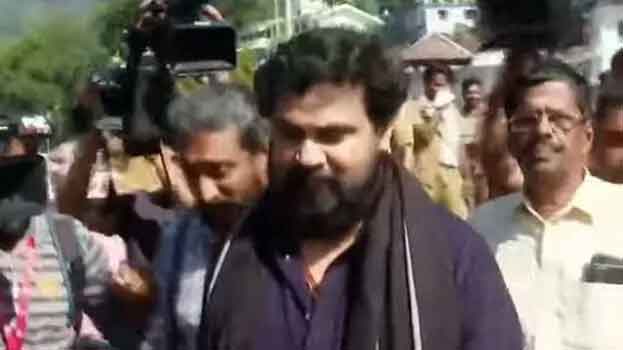 കേസ് നടപടികൾക്ക് പിന്നാലെ ദിലീപ് ശബരിമലയിൽ: പതിനെട്ടാം പടി ഒഴിവാക്കി, തന്ത്രിയുമായി കൂടിക്കാഴ്ച; ‘ഭഭബ’യ്ക്ക് അനുഗ്രഹം തേടി