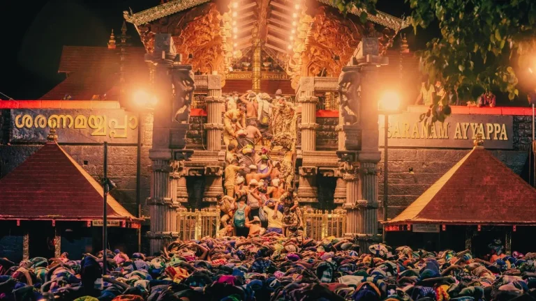 ശബരിമലയില്‍ സിനിമാ ചിത്രീകരണം: പോലീസും ദേവസ്വം ബോര്‍ഡും നേര്‍ക്കുനേര്‍; അനുമതി നല്‍കിയത് എ.ഡി.ജി.പി എന്ന് സംവിധായകന്‍; ഹൈക്കോടതിയെ സമീപിക്കാന്‍ ബോര്‍ഡ്