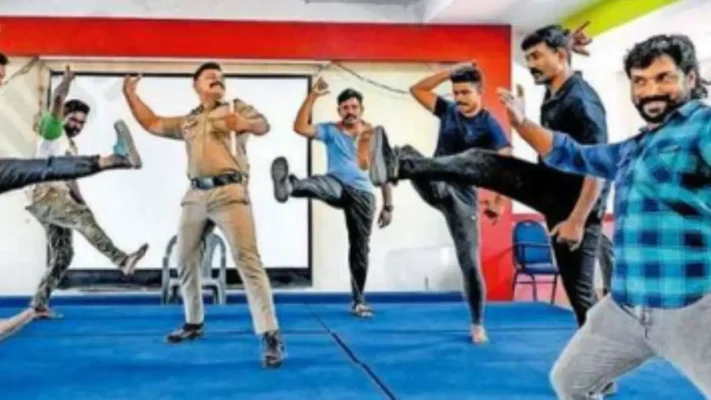 ലാത്തി മാറ്റി വെച്ച് ചുവടുവെക്കാൻ ‘പോലീസ് പട; ദേശീയ പോലീസ് വോളിബോൾ ക്ലസ്റ്റർ മീറ്റിന്റെ സമാപന സമ്മേളനത്തിൽ ചവിട്ട് നാടകവുമായി പോലീസുകാർ