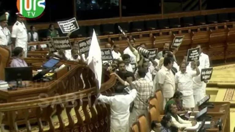 സഭയില്‍ പോര് മുറുകി; സ്പീക്കറുടെ ഡയസില്‍ പ്രതിപക്ഷം; ചര്‍ച്ചയില്‍ നിന്നും കേന്ദ്രത്തിനെതിരായ വിമര്‍ശനത്തില്‍ നിന്നും അവര്‍ ഒളിച്ചോടുന്നുവെന്ന് സി.പി.എം
