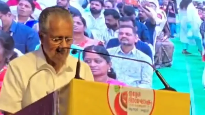 തദ്ദേശദിനാഘോഷ വേദിയിൽ മൈക്കിന് തകരാർ; തമാശരൂപേണ പ്രതികരിച്ച് മുഖ്യമന്ത്രി പിണറായി വിജയൻ.
