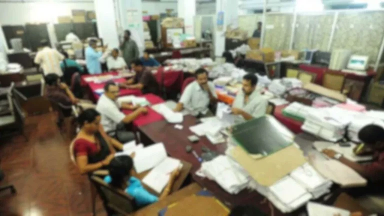 സര്‍ക്കാര്‍ ഓഫീസുകള്‍ ഇനി 'ഫൈവ് ഡേ വര്‍ക്ക്'; ജീവനക്കാരെ കൈയ്യിലെടുക്കാന്‍ എല്‍ഡിഎഫ് തന്ത്രം; ശനിയാഴ്ച അവധിക്ക് പകരം ജോലി സമയം കൂടും; വോട്ടുറപ്പിക്കാന്‍ പുതിയ തന്ത്രങ്ങള്‍