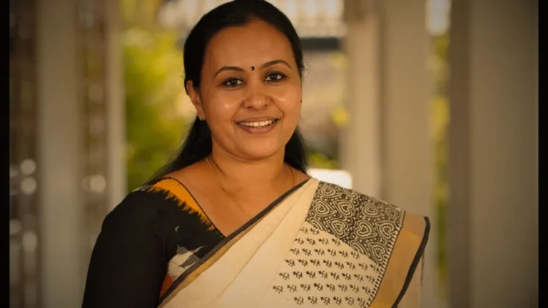 ഭര്‍ത്താവിന്റെ 'വിലക്ക്' തള്ളി വീണ പോര്‍ക്കളത്തിലേക്ക്; വൈറസുകളെ വിറപ്പിച്ച വീര്യവുമായി വീണ്ടും ആറന്മുള പിടിക്കാന്‍ മന്ത്രി; മത്സരിക്കുമെന്ന് സിപിഎമ്മിനെ അറിയിച്ച് വീണാ ജോര്‍ജ്