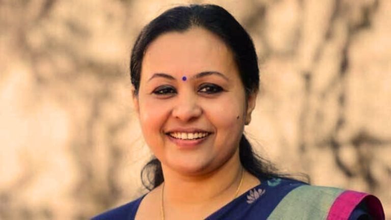 പിണറായിയുടെ 'കരുത്തില്‍' പത്തനംതിട്ടയില്‍ വെടിനിര്‍ത്തല്‍; വഴങ്ങി ആരോഗ്യമന്ത്രിയുടെ ഭര്‍ത്താവ്, ആറന്മുളയില്‍ വീണ തന്നെ; വാര്‍ത്തകള്‍ നിഷേധിക്കാതെ ഭാര്യ മത്സരിക്കുമെന്ന് വ്യക്തമാക്കി ജോര്‍ജ് ജോസഫിന്റെ വിശദീകരണം