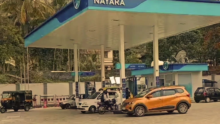 ഇലക്ഷന്‍ കഴിഞ്ഞാല്‍ പൊതുമേഖലാ സ്ഥാപനങ്ങളും ഇന്ധന വില കൂട്ടിയേക്കും; ഇന്ധനവിലയില്‍ തീകൊളുത്തി സ്വകാര്യ കമ്പനികള്‍; നയാരയില്‍ പെട്രോളിന് 5.30 രൂപ കൂട്ടി; പ്രതിസന്ധി രൂക്ഷമാകും