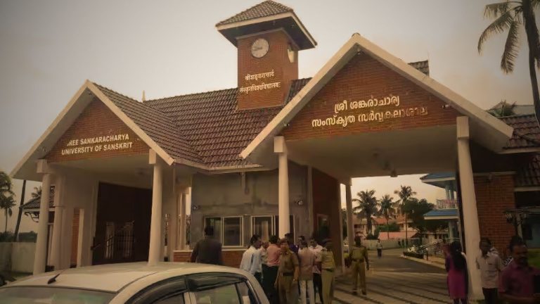 സംസ്കൃത സർവ്വകലാശാലയിൽ ഫയൽ അട്ടിമറി; ഗീതാകുമാരി വിരമിച്ച ശേഷം 40 ഫയലുകളിൽ ഒപ്പിട്ടു