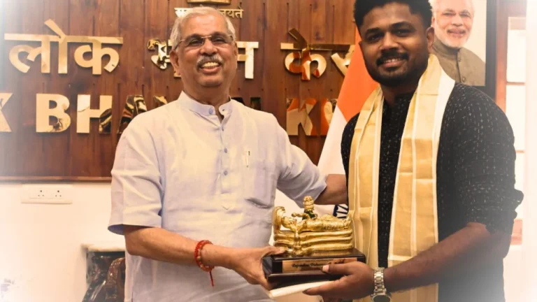 സഞ്ജു സാംസണെ ആദരിച്ച് ഗവർണ്ണർ രാജേന്ദ്ര വിശ്വനാഥ് അർലേക്കർ; സ്നേഹസമ്മാനമായി സച്ചിന്റെ ആത്മകഥയും