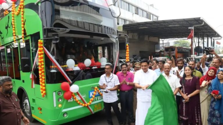 കോഴിക്കോടിന്റെ നഗരഭംഗി ആസ്വദിക്കാന്‍ ഇനി ഇരട്ടപ്പേരന്‍; കെഎസ്ആര്‍ടിസി ഡബിള്‍ ഡക്കര്‍ ബസ് മന്ത്രി ഫ്‌ലാഗ് ഓഫ് ചെയ്തു