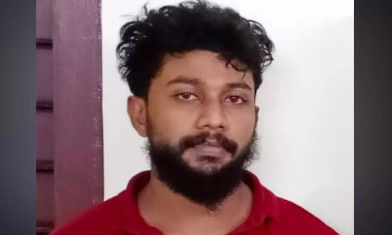 കൊല്ലത്ത് വീണ്ടും ഗുണ്ടാപ്പക; സന്തോഷ് വധക്കേസ് പ്രതി അലുവ അതുലിനെ നടുറോഡില്‍ വെട്ടിക്കൊലപ്പെടുത്തി