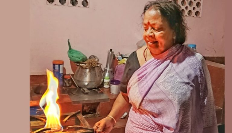 അടുക്കളയില്‍ വിരുന്നെത്തിയ അത്ഭുതം; മുറ്റത്തെ കുഴല്‍ക്കിണറില്‍ നിന്ന് പ്രകൃതിവാതകം; 15 വര്‍ഷമായി രത്‌നമ്മയുടെ വീട്ടില്‍ ഗ്യാസ് സൗജന്യം; ആറാട്ടു പുഴയിലെ അത്ഭുതക്കഥ