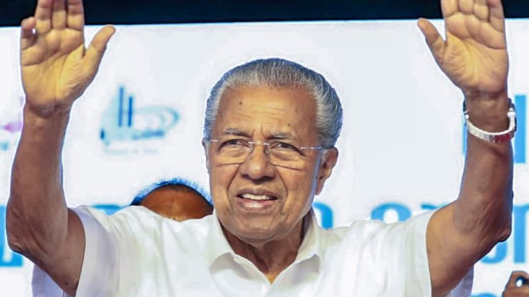 'മരിച്ചവരുടെ പോക്കറ്റടിക്കുന്ന കോണ്‍ഗ്രസ്'; യു.ഡി.എഫിനെ പച്ചയ്‌ക്കൊട്ടിച്ച് പിണറായി; സംവാദത്തിന് ഫെയ്സ്ബുക്ക് മതിയെന്ന് മുഖ്യമന്ത്രി; ശബരിമലയില്‍ പോറ്റിയെ കയറ്റിയത് നിങ്ങളല്ലേ? മാതൃഭൂമിയില്‍ പിണറായിയുടെ ലേഖനം
