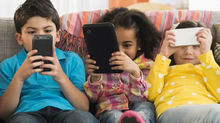 cHILD USE PHONE