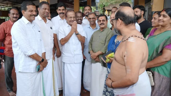 മലപ്പുറം ശ്രീ തൃപുരാന്തക ക്ഷേത്രത്തില്‍ സന്ദര്‍ശനം നടത്തി പി.കെ. കുഞ്ഞാലിക്കുട്ടി; കണിക്കൊന്ന പൂക്കള്‍ നല്‍കി സ്വീകരിച്ച് ക്ഷേത്ര സമിതി