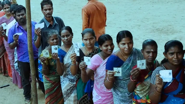 തമിഴ്‌നാട്ടിൽ ജനവിധി: വിജയ് അടക്കമുള്ള പ്രമുഖർ വോട്ട് രേഖപ്പെടുത്തി; ബൂത്തുകളിൽ വൻ ജനത്തിരക്ക്; പോളിംഗ് പുരോഗമിക്കുന്നു