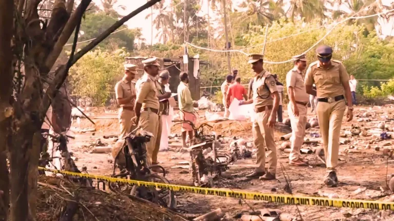 മുണ്ടത്തിക്കോട്ടെ 'മരണക്കയത്തില്‍' ഇനിയും ബാക്കി 300 കിലോ സ്ഫോടകവസ്തുക്കള്‍; അധികൃതര്‍ ഉറങ്ങുകയായിരുന്നോ? യഥാര്‍ത്ഥ കാരണം അജ്ഞാതം