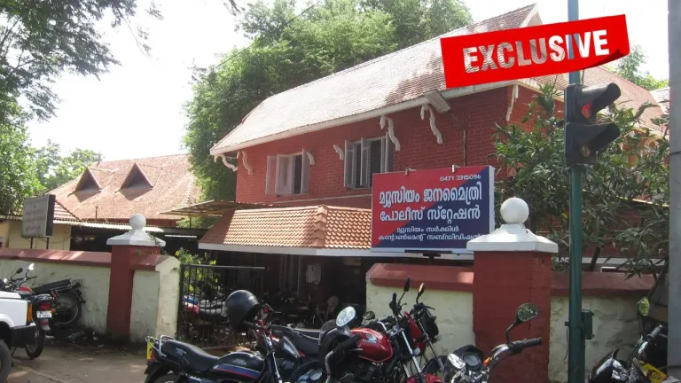 പോലീസ് സ്റ്റേഷൻ വളപ്പിലെ വാഹനത്തിൽ നിന്ന് മോഷണം; ഉദ്യോഗസ്ഥരിൽ നിന്ന് നഷ്ടപരിഹാരം ഈടാക്കാൻ ഉത്തരവ് പോലീസ് സ്റ്റേഷൻ വളപ്പിലെ വാഹനത്തിൽ നിന്ന് മോഷണം; ഉദ്യോഗസ്ഥരിൽ നിന്ന് നഷ്ടപരിഹാരം ഈടാക്കാൻ ഉത്തരവ്
