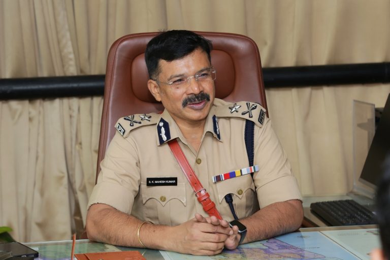 'വലിയൊരാള്‍ക്കെതിരെയാണ് പരാതി നല്‍കുന്നത് എന്ന ഭയം പെണ്‍കുട്ടിക്കുണ്ടായിരുന്നു. എന്നാല്‍ പരാതിയില്‍ കഴമ്പുണ്ടെന്ന് ബോധ്യപ്പെട്ടതോടെ പോലീസ് ഉണര്‍ന്ന് പ്രവര്‍ത്തിച്ചു,'; പോലീസിന്റെ ചടുല നീക്കം;  കാളിരാജ് മഹേഷ് കുമാറിന് സല്യൂട്ട്