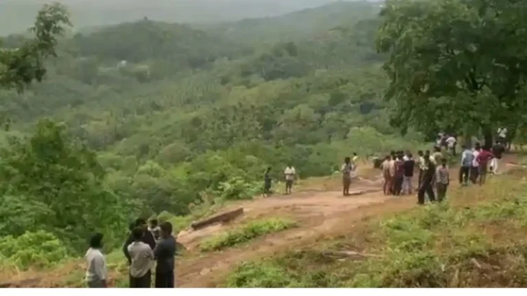 ഒറ്റ മിന്നലില്‍ നാല് മരണം: കേരള ചരിത്രത്തില്‍ ആദ്യം; മലപ്പുറം മങ്കടയില്‍ വിറങ്ങലിച്ച് ഒരു നാട്