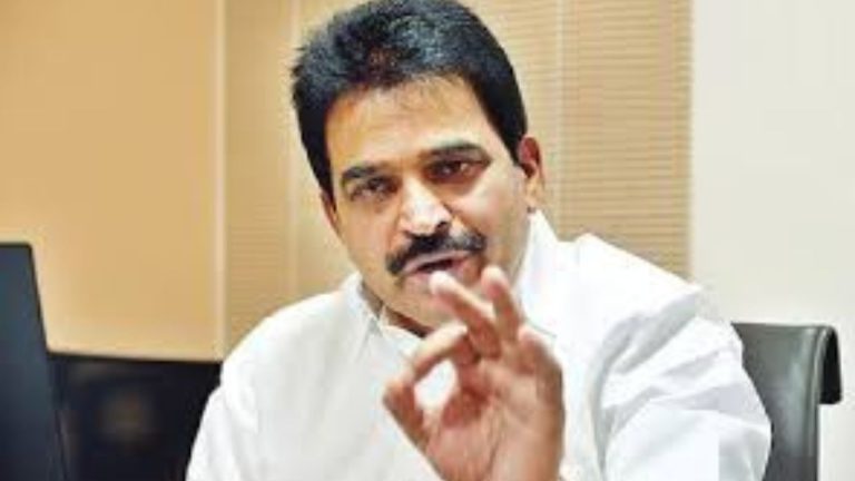 മുഖ്യമന്ത്രിപ്പൊരിന് ചൂടേറി; കെസിയുടെ ഡോക്യുമെന്ററി തടഞ്ഞു, സതീശനെ പിന്തുണച്ച് ലീഗ്; കോണ്‍ഗ്രസില്‍ പടലപ്പിണക്കം രൂക്ഷം
