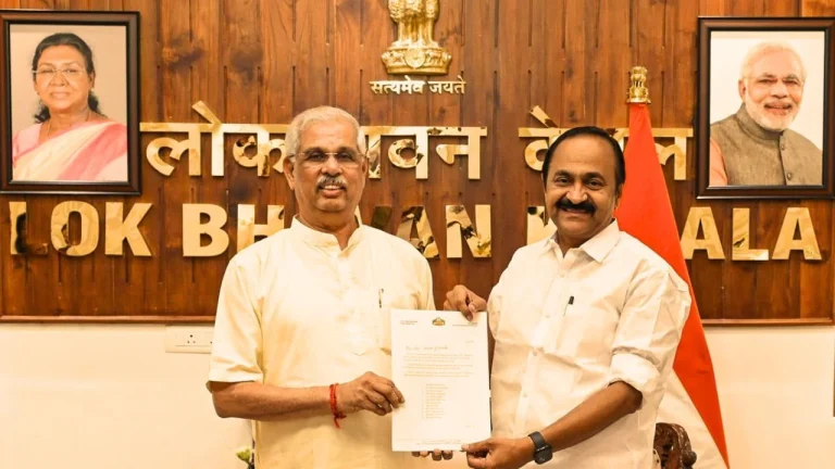 ബംഗാളില്‍ മോദിയും കേന്ദ്രമന്ത്രിമാരും ആര്‍ എസ് എസ് നേതാവും വേദിയില്‍; അര്‍ലേക്കര്‍ തന്നെ സത്യവാചകം ചൊല്ലിക്കൊടുത്ത വിജയ്യിന്റെ സത്യപ്രതിജ്ഞയില്‍ രാഹുലിനും ഇരിക്കാം; ബംഗാളിലും തമിഴ്നാട്ടിലും ഇല്ലാത്ത കടുംപിടിത്തം കേരളത്തില്‍; രാഹുലിനും പ്രിയങ്കയ്ക്കും വേദിയിലില്ല ഇരിപ്പിടം; ഭരണമാറ്റത്തിന്റെ തുടക്കത്തിലേ മുഖ്യമന്ത്രി-ലോക്ഭവന്‍ പോരോ?