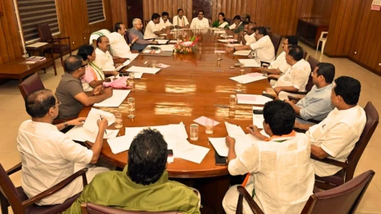 സില്‍വര്‍ലൈന്‍ പദ്ധതിയും ഭൂമി ഏറ്റെടുക്കല്‍ വിജ്ഞാപനങ്ങളും റദ്ദാക്കി സതീശന്‍ മന്ത്രിസഭ; മഞ്ഞക്കുറ്റികള്‍ നീക്കും, കേസുകള്‍ പിന്‍വലിക്കാന്‍ ശുപാര്‍ശ; പി എസ് സി ലീസ്റ്റുകളും നീട്ടും
