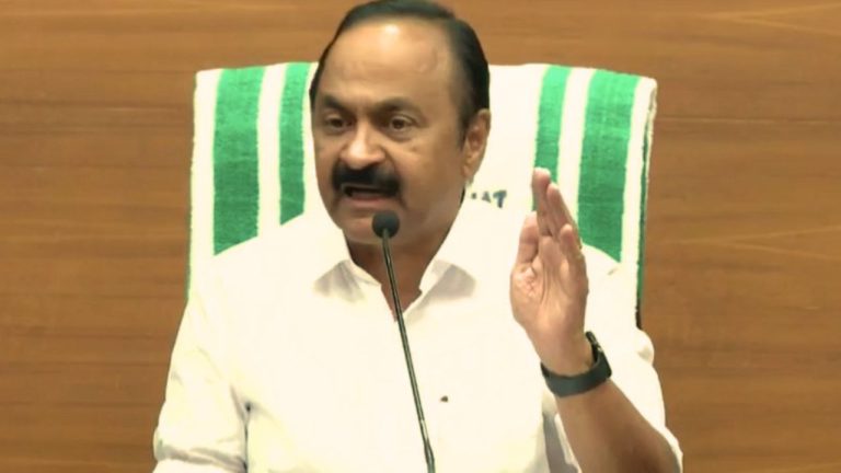 പിതാവിന്റെ പേര് അഭിമാനത്തോടെ പറഞ്ഞതുപോലെ തന്നെ തന്റെ അമ്മയുടെ പേര് കൂടി അവിടെ വെച്ച് പരസ്യമായി പറയാന്‍ വലിയ ആഗ്രഹമുണ്ടായിരുന്നു. എന്നാല്‍ ഔദ്യോഗിക ചട്ടക്കൂടുകള്‍ ഉള്ളതിനാല്‍ അതിന് അവസരം ലഭിച്ചില്ല; അതില്‍ ആര്‍ക്കാണ് അസഹിഷ്ണുത'; സത്യപ്രതിജ്ഞാ വിവാദം വെട്ടിനിരത്തി മുഖ്യമന്ത്രി; വന്ദേമാതരത്തിലും മറുപടി