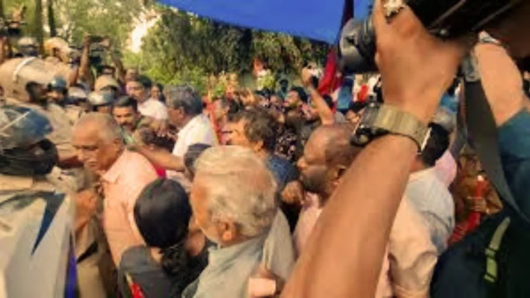 പര്യത്തുകാവിലെ ഒഴിപ്പിക്കലില്‍ നിര്‍ണായക തീരുമാനം അറിയിച്ച് മുഖ്യമന്ത്രി വി.ഡി.സതീശന്‍; കോടതിവിധി പ്രകാരം കുടിയൊഴിപ്പിക്കേണ്ടി വന്നാല്‍ കുടുംബങ്ങള്‍ക്ക് സ്ഥലവും വീടും വെച്ച് നല്‍കും; പര്യത്തുകാവ് ഒഴിപ്പിക്കല്‍: രാഷ്ട്രീയപ്പോരിലേക്ക് വഴിമാറുന്ന പുനരധിവാസം; സതീശന്‍ സര്‍ക്കാരിന്റെ ആദ്യ അഗ്‌നിപരീക്ഷ