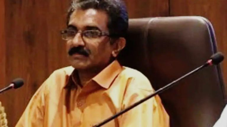 നവീൻ ബാബുവിന്റെ മരണം സി.ബി.ഐക്ക്; വി.ഡി. സതീശൻ സർക്കാർ ഉടൻ വിജ്ഞാപനമിറക്കും; പി.പി. ദിവ്യയ്ക്കും കണ്ണൂരിലെ സി.പി.എം. നേതാക്കൾക്കും നെഞ്ചിടിപ്പ്; കുടുംബത്തിന്റെ കണ്ണീരൊപ്പി സർക്കാർ; പഴകുളം മധുവിന്റെ പോരാട്ടത്തിന് വിജയം