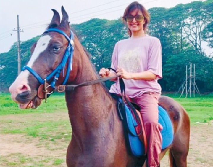 ദിലീപിന്റെ മണ്ണില്‍ മുന്‍ഭാര്യയുടെ കുതിര സവാരി; മൂന്ന് ഭാഷകള്‍ അറിയാവുന്ന കുതിരയ്‌ക്കൊപ്പം അതീവ രഹസ്യമായി മഞ്ജു വാര്യര്‍; ഇനി ലക്ഷ്യം കടലോരം