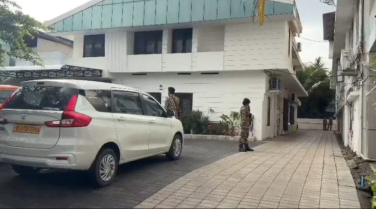 ഹൈക്കോടതി പച്ചക്കൊടി കാട്ടി; 24 മണിക്കൂറിനകം ഇ.ഡിയുടെ പടയോട്ടം; ചോദ്യമുനയില്‍ പിണറായിയും മകളും; കരിമണല്‍ കേസില്‍ കളി മാറി; സ്റ്റേ നീങ്ങിയതിന് തൊട്ടുപിന്നാലെ മിന്നല്‍ റെയ്ഡ്; അരമണിക്കൂറിലെ സ്റ്റേ മാറ്റം, 24 മണിക്കൂറിലെ പൂട്ട്; പിണറായിയുടെയും റിയാസിന്റെയും വസതികളില്‍ ഇ.ഡി; രാഷ്ട്രീയ ഭൂകമ്പത്തില്‍ കേരളം