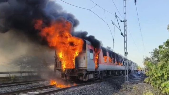 രാജധാനി എക്സ്പ്രസിൽ തീപിടിത്തം ; മലയാളികളുൾപ്പെടെ രാജസ്ഥാനിൽ കുടുങ്ങി