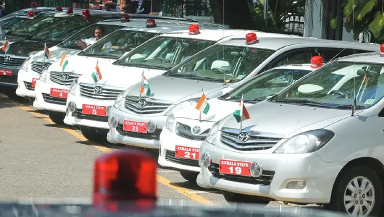 സതീശന്‍ മന്ത്രിസഭയില്‍ 'ക്ലാസ്സ്' മാറ്റം; പുതിയ കാറുകളില്ല, വരുന്നത് കടുത്ത ചെലവുചുരുക്കല്‍; വാസവന്റെ വണ്ടിയില്‍ മുഖ്യമന്ത്രി; ക്ലിഫ് ഹൗസിലെ മരപ്പട്ടിയെ ഓടിക്കും, പക്ഷേ ലക്ഷങ്ങള്‍ മുടക്കി പുതുക്കില്ല