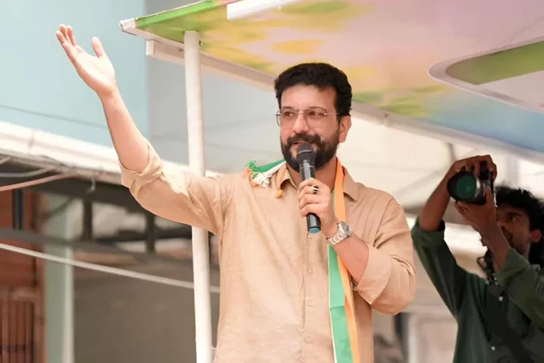 ചിരിപ്പിക്കും, ഒപ്പം ചിന്തിപ്പിക്കും; സഭയിലെ 'പിഷാരടി' സ്‌റ്റൈല്‍! കളര്‍ഫുളായി പിഷാരടിയുടെ സത്യപ്രതിജ്ഞ; ഇനി മമ്മൂട്ടിയുടെ പ്രിയങ്കരന്‍ പാലക്കാടിന്റെ 'മാസ്' എം.എല്‍.എ; സിനിമയും സ്റ്റേജ് ഷോകളും ഉപേക്ഷിച്ച് ജനസേവനത്തിലേക്ക്