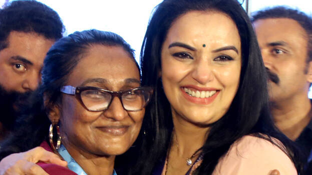 ‘അമ്മ’യില്‍ നാടകീയ നീക്കം: മുതിര്‍ന്നവര്‍ ആവശ്യപ്പെട്ടാല്‍ രാജിവയ്ക്കാന്‍ ശ്വേത; കുക്കു പരമേശ്വരന്‍ പദവി ഒഴിയില്ല