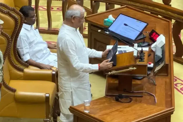 സഭയില്‍ വന്ദേമാതരം 'പാതിവഴിയില്‍'; രാജ്ഭവന്‍ നിര്‍ദ്ദേശം തള്ളി സതീശന്‍ സര്‍ക്കാര്‍; പുതിയ നിയമസഭയുടെ തുടക്കത്തില്‍ തന്നെ പ്രോട്ടോക്കോള്‍ യുദ്ധം