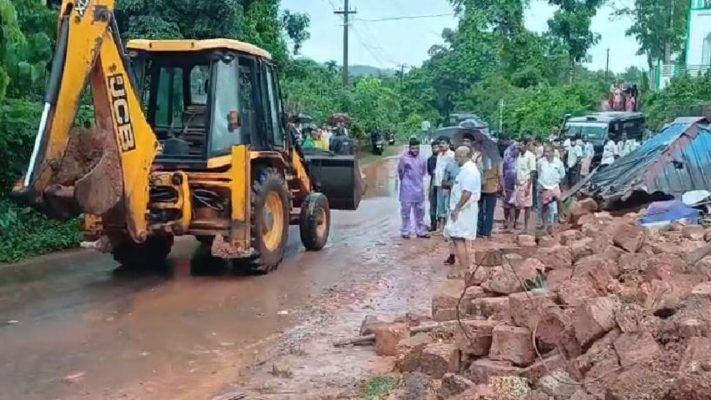 കളിക്കുന്നതിനിടെ ദേഹത്തേക്ക് മതിലിടിഞ്ഞു വീണു ; സഹോദരങ്ങൾ മരിച്ചു