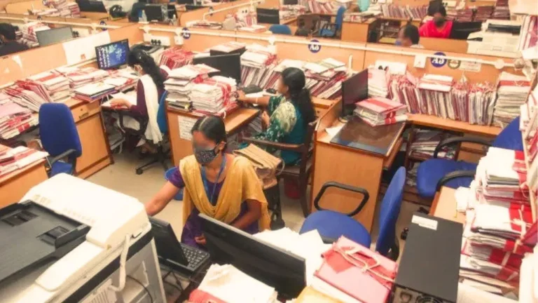 പെന്ഷന് പ്രായം കൂട്ടില്ല; പങ്കാളിത്ത പെന്ഷനില് വിഹിതം കൂട്ടാന് ബജറ്റില് ആലോചന; കഴിഞ്ഞ ഇടത് സര്ക്കാര് പ്രഖ്യാപിച്ച നിശ്ചിത പെന്ഷന് പദ്ധതി പുതിയ യു.ഡി.എഫ് സര്ക്കാര് നടപ്പാക്കില്ല; സര്ക്കാര് വിഹിതം പതിനാല് ശതമാനമാക്കാന് ശുപാര്ശ; ശമ്പള കമ്മീഷന് അംഗങ്ങളെ മാറ്റിയേക്കും പെന്ഷന് പ്രായം കൂട്ടില്ല; പങ്കാളിത്ത പെന്ഷനില് വിഹിതം കൂട്ടാന് ബജറ്റില് ആലോചന; കഴിഞ്ഞ ഇടത് സര്ക്കാര് പ്രഖ്യാപിച്ച നിശ്ചിത പെന്ഷന് പദ്ധതി പുതിയ യു.ഡി.എഫ് സര്ക്കാര് നടപ്പാക്കില്ല; സര്ക്കാര് വിഹിതം പതിനാല് ശതമാനമാക്കാന് ശുപാര്ശ; ശമ്പള കമ്മീഷന് അംഗങ്ങളെ മാറ്റിയേക്കും