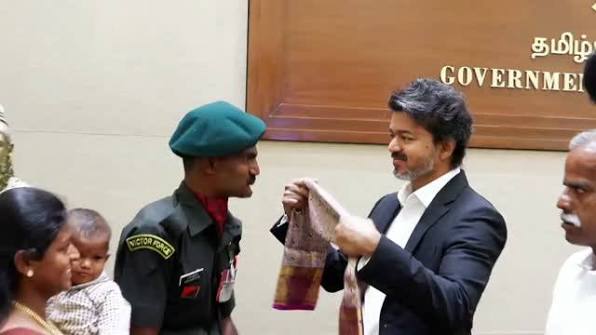 കീർത്തിചക്ര ജേതാവ് മീനാക്ഷി സുന്ദരത്തെ ആദരിച്ച് തമിഴ്നാട് മുഖ്യമന്ത്രി വിജയ്; 48 ലക്ഷം രൂപ കൈമാറി കീർത്തിചക്ര ജേതാവ് മീനാക്ഷി സുന്ദരത്തെ ആദരിച്ച് തമിഴ്നാട് മുഖ്യമന്ത്രി വിജയ്; 48 ലക്ഷം രൂപ കൈമാറി